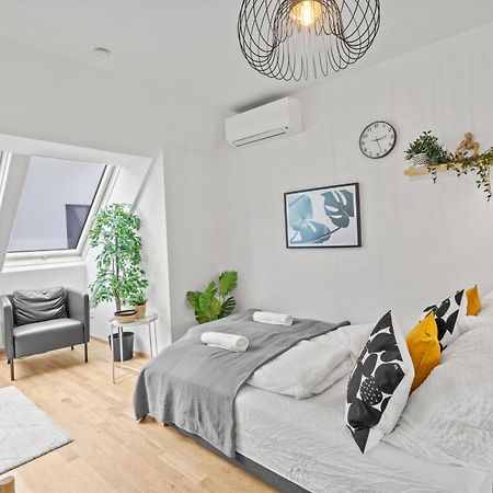 1 Min To Public Transport - 3 Min To Supermarket And Pharmacy - On-Site Parking For 19,90 Eur Wien Eksteriør billede
